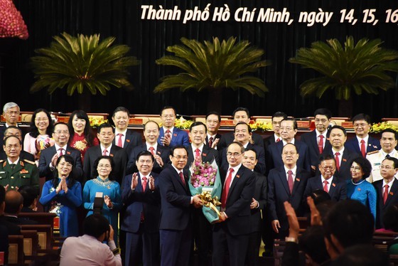  Politburo member, Secretary of the 10th HCMC Party Committee Nguyen Thien Nhan (R ) offers flowers to congratulate new Secretary of HCMC’s Party Committee Nguyen Van Nen