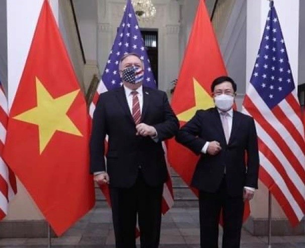 Deputy Prime Minister and Foreign Minister Pham Binh Minh (right) and US Secretary of State Mike Pompeo held talks in Hanoi on October 30. (Photo: VNA)