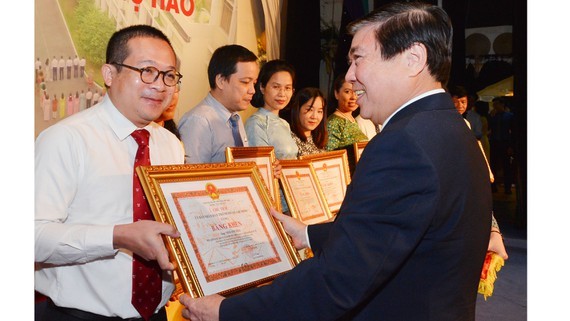 Deputy Secretary of the municipal Party Central Committee and Chairman of the City People’s Committee, Nguyen Thanh Phong gives certificate of merit to representatives of the Ho Chi Minh City's Department of Foreign Affairs. (Photo: SGGP)