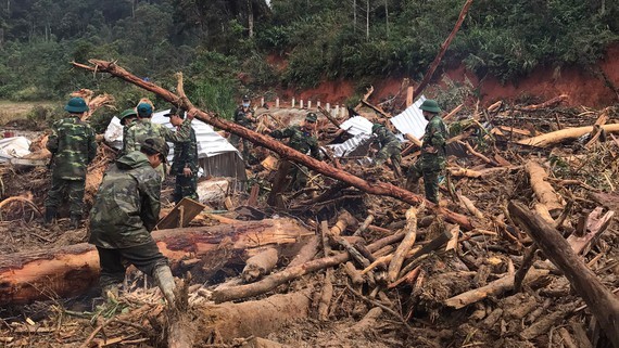 The search and rescue operation for missing people in Phuoc Son District’s Phuoc Loc Commune in Quang Nam Province has been temporarily suspended due to the storm Goni.