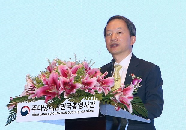 The RoK's Consul General in Da Nang Ahn Min-sik addresses the ceremony on November 6 (Photo: VNA)