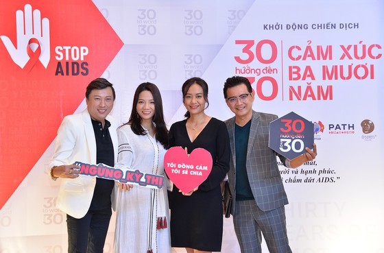 Deputy Chairman of the Ho Chi Minh City HIV/AIDS Prevention and Control Center, Nguyen anh Phong (L); director Ngoc Duyen (2nd, L) , actress Hong Anh (2nd, R), MC Phuoc Lap (R) 