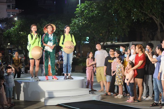 The Non La hat (traditional Vietnamese palm-leaf conical hat) team in the game in Nguyen Hue walking street