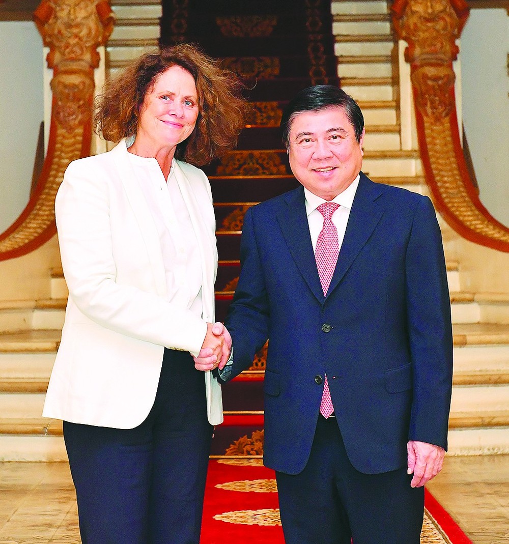 Chairman of the Ho Chi Minh City People’s Committee, Nguyen Thanh Phong and Ms. Carolyn Turk , new World Bank Country Director in Vietnam
