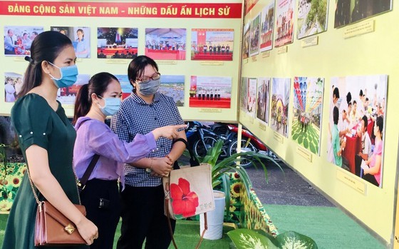 Viewers visit the exhibition on the founding of the Communist Party of Vietnam opened at Can Tho City’s Museum. (Photo: SGGP)