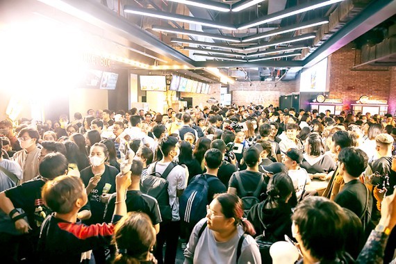 Audiences attend the premiere of movie "Rom" (Tick It) by director Tran Thanh Huy. (Photo: SGGP)