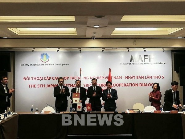 At the signing ceremony of an agreement on technological cooperation between the two ministries in the framework of the 5th Japan-Vietnam Agricultural Cooperation Dialogue (Photo: VNA)