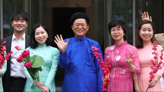  Ambassador of the Republic of Korea (RoK) to Vietnam Park Noh-wan (C) in MV
