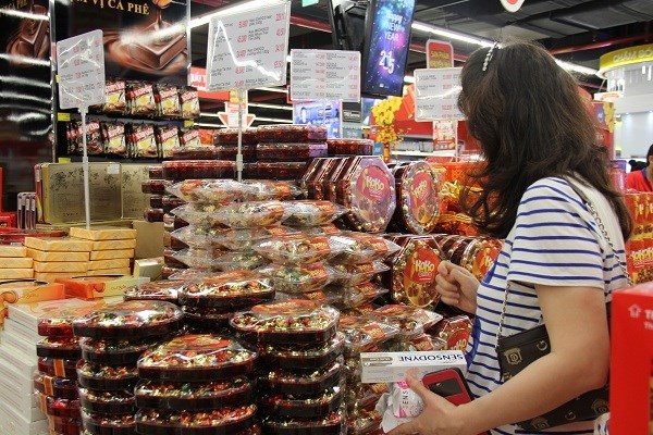 Consumers should buy Tet confectionery products only from reputed sellers (Source: VNA)
