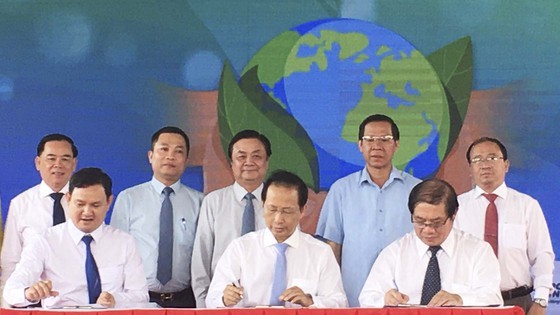 The provincial People’s Committee and the Tam Long Vang (The golden hearts) fund sign an agreement on planting 10 million trees in Ben Tre. (Photo: SGGP)
