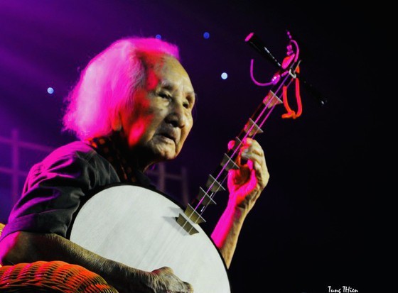 Veteran musician Nguyen Vinh Bao