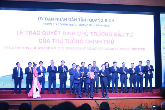 The People’s Committee of Quang Binh Province grants investment registration certificates to 15 projects worth more than VND71 trillion of 12 investors. (Photo: SGGP)