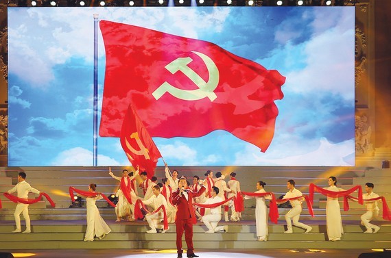 People’s Artist Ta Minh Tam performs in the “Pride of the Vietnamese Communist Party” concert. (Photo: SGGP)