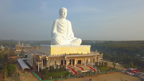 The 73-m-high sitting Buddha statue on top of the Phat Quoc Van Thanh Pagoda’s main palace (Photo: tuoitre.vn)