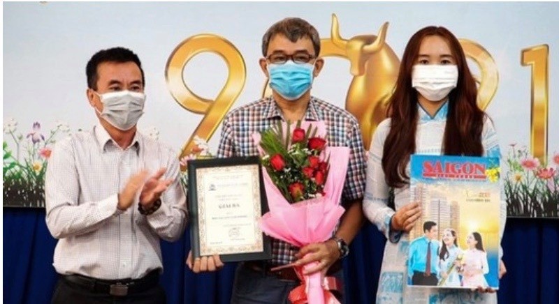 Representatives of the SGGP Newspaper receive award. (Photo: SGGP)