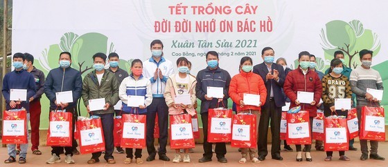 The Central Committee of the Ho chi Minh Communist Youth Union (HCYU) offers scholarships to poor students in Cao Bang Province. (Photo: SGGP)