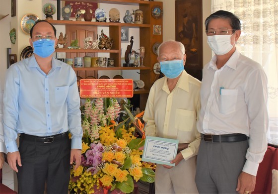 Deputy Secretary of the HCMC Party Committee Nguyen Ho Hai (L) visits Hero of Labor, Pharmacist Tran Van Nhieu. (Photo: SGGP)