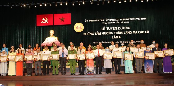 Secretary of the Party Committee of HCMC, Nguyen Van Nen presents certificates of merit and medals to outstanding individuals and organizations. (Photo:SGGP)