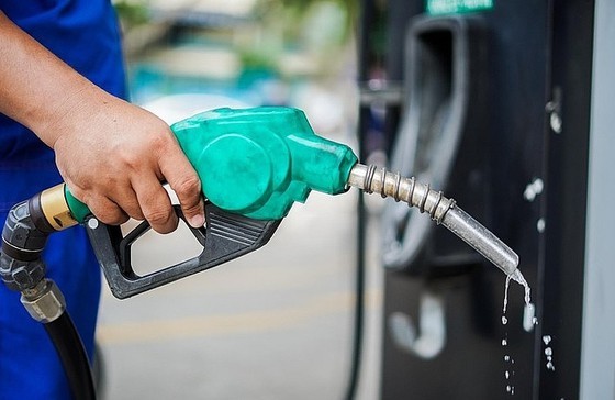 Petrol prices continue to rise VND700-800 per liter