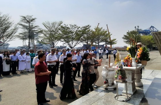 The ceremony commemorating 64 martyrs who died in a battle to protect Gac Ma Island is held in HCMC. (Photo: SGGP)