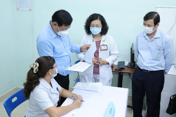 Deputy Minister of Health Do Xuan Tuyen inspects the  the implementation of vaccination in Hung Vuong Hospital in HCMC. (Photo: SGGP)