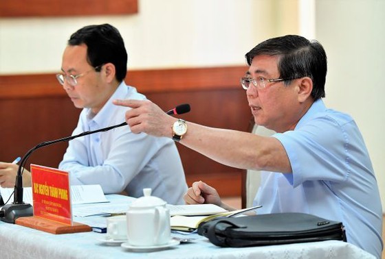 Chairman of the HCMC People’s Committee, Nguyen Thanh Phong speaks at a working session. (Photo: SGGP)