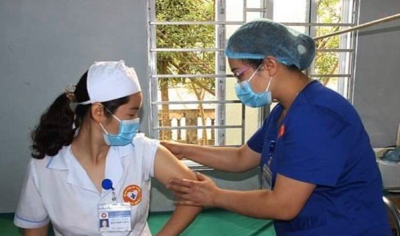 Checking post-vaccination reaction (Photo: VNA)