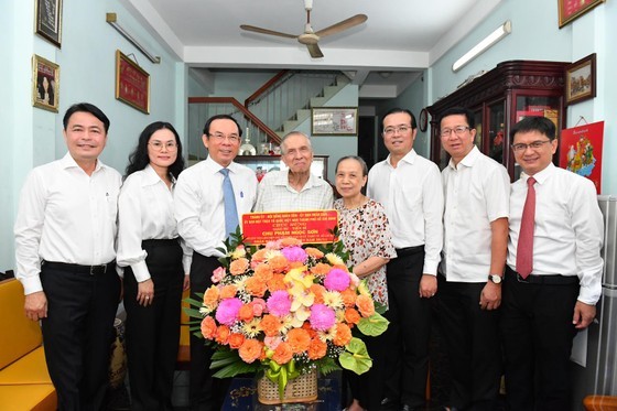 HCMC leaders extend best wishes to veteran teachers on their ...