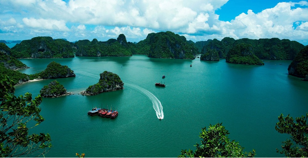 Khám phá một số hang ở vịnh Hạ Long. Khám phá một số hang ở vịnh Hạ Long.