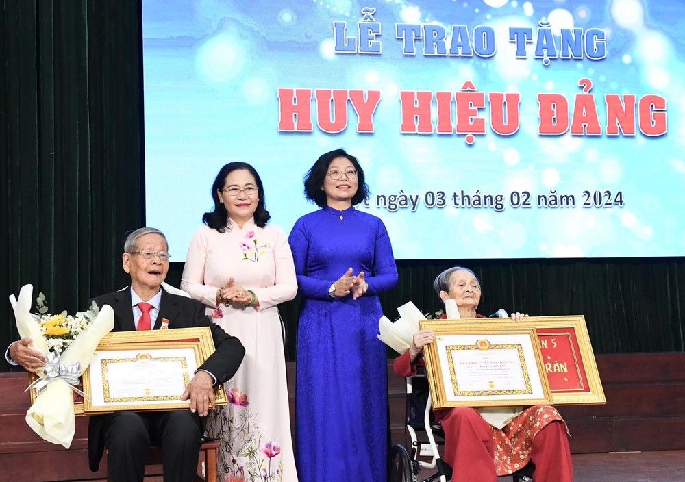 Party membership badges presented to senior Party members in HCMC ...