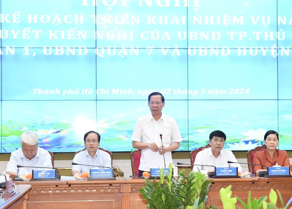 HCMC's chairman chairs meeting seeking ways to solve districts