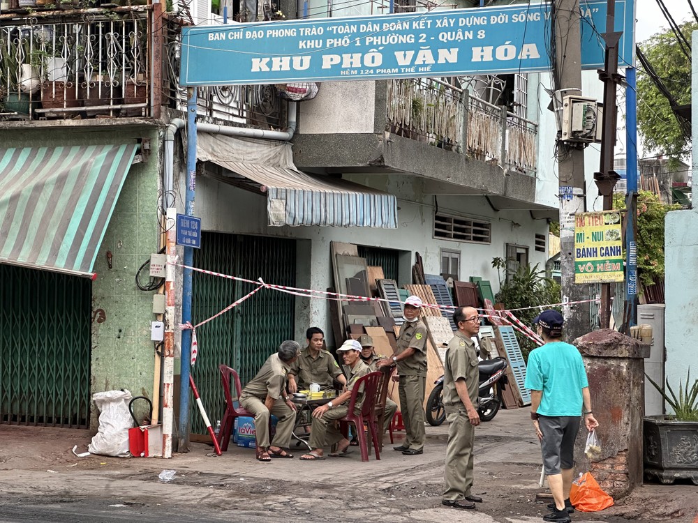 HCMC’s leaders visit households affected by fire in District 8 | SGGP ...