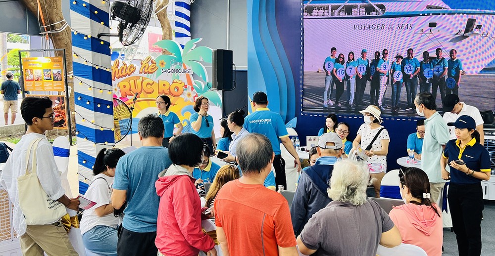 Tourists visit the display booth of Saigontourist Travel Services Company (Saigontourist). (Photo: SGGP) cn7b-6805.jpg.jpg