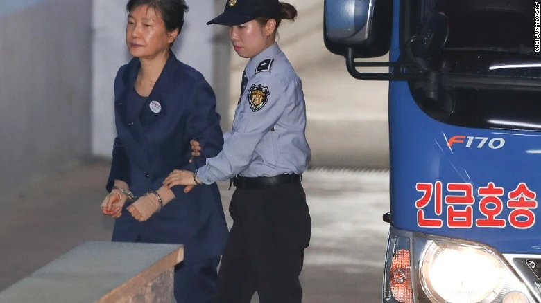 Cựu Tổng thống Hàn Quốc Park Geun-hye bị dẫn ra phiên tòa đầu tiên vào tháng 8. Ảnh: CNN