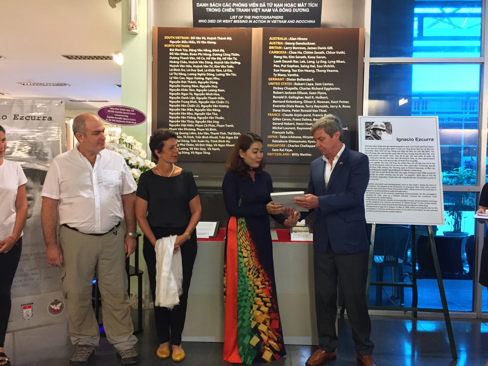 Đại sứ Argentina tại Việt Nam trao tặng Bảo tàng Chứng tích Chiến tranh kỷ vật của nhà báo Ignacio Ezcurra
