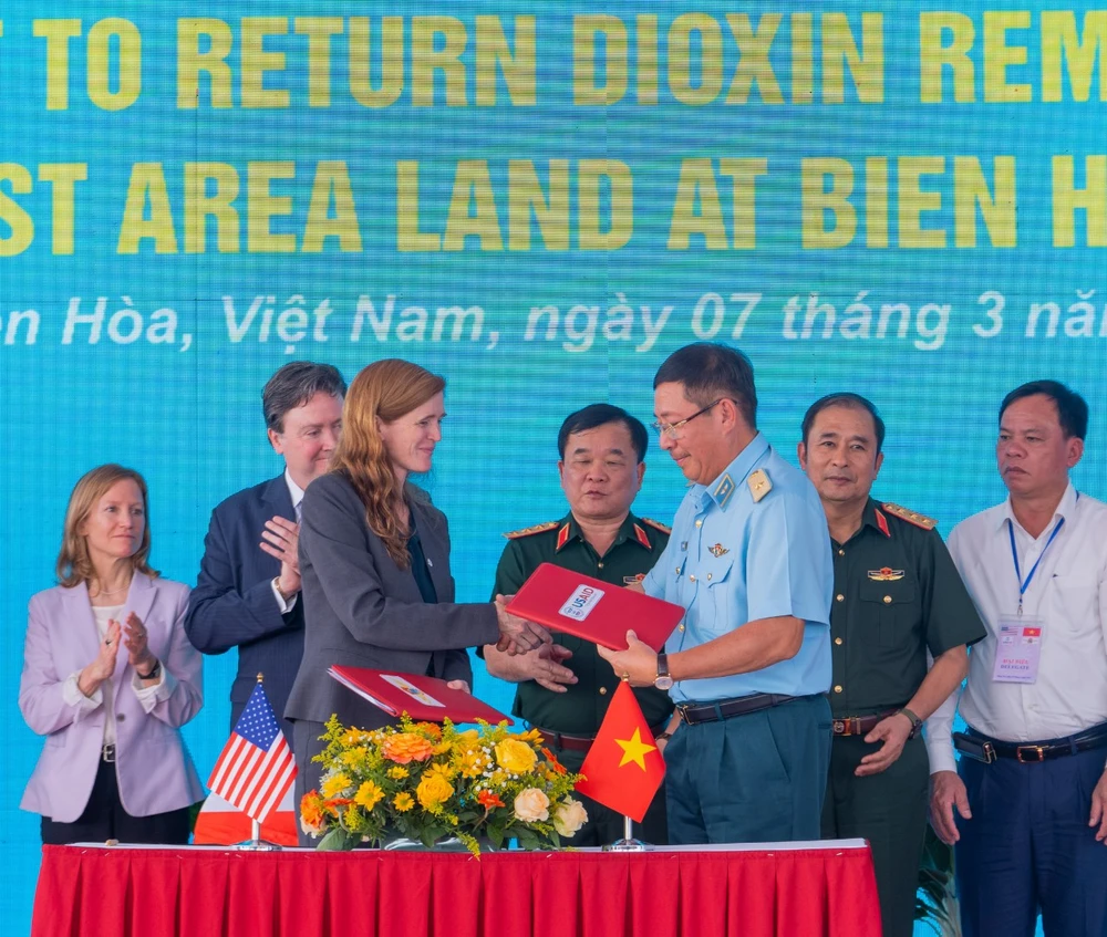 Tổng giám đốc USAID toàn cầu Samantha Power và Thiếu tướng Bùi Anh Chung, Phó Tư lệnh Quân chủng Phòng không - Không quân, ký biên bản bàn giao gần 3 ha đất đã qua xử lý dioxin
