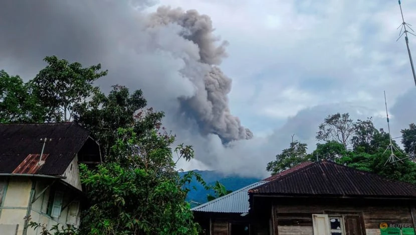 Núi lửa Marapi phun trào. Ảnh: Reuters