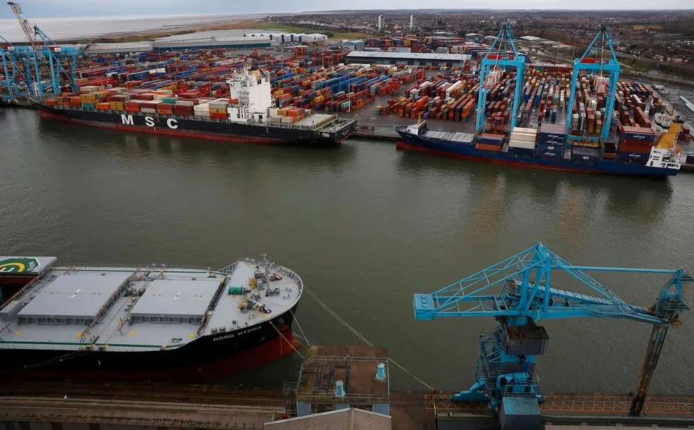 Hàng hóa nhập khẩu tại cảng Liverpool, Anh. Ảnh: Reuters