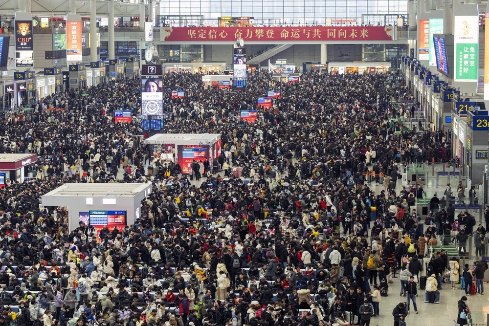 Hành khách tại nhà ga đường sắt Thượng Hải, Trung Quốc dịp Tết Nguyên Đán 2024. Ảnh: Bloomberg