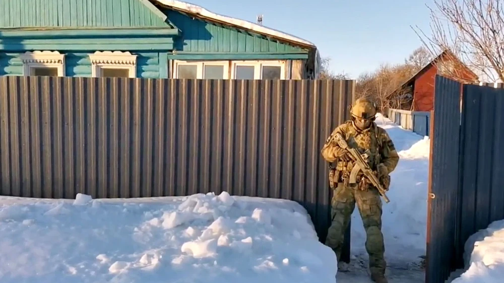 Lực lượng đặc nhiệm Nga bố ráp một địa điểm của nghi phạm IS. Ảnh: The Moscow Times