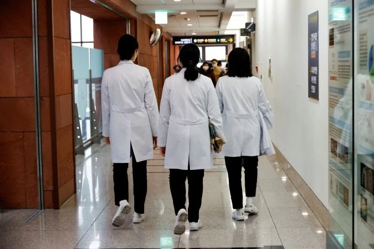 Các bác sĩ ở bệnh viện Severance tại Seoul, Hàn Quốc. Ảnh: REUTERS