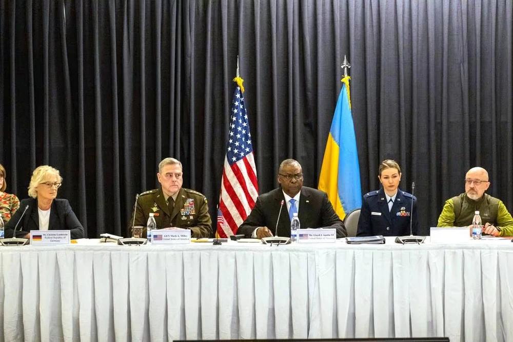 Bộ trưởng Quốc phòng Mỹ Lloyd Austin (giữa) trong cuộc họp UDCG năm 2022