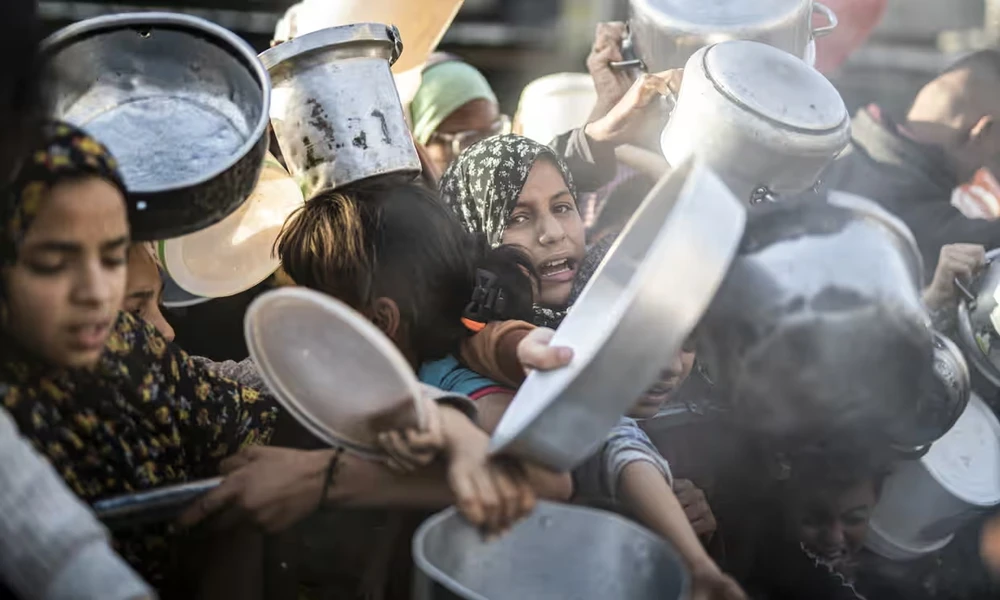Chen lấn nhận thức ăn cứu trợ ở Dải Gaza. Ảnh: Getty Images