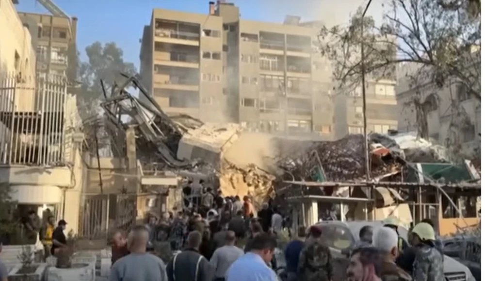 Đại sứ quán Iran ở Syria bị tấn công. Ảnh: Truyền hình Al Jazeera