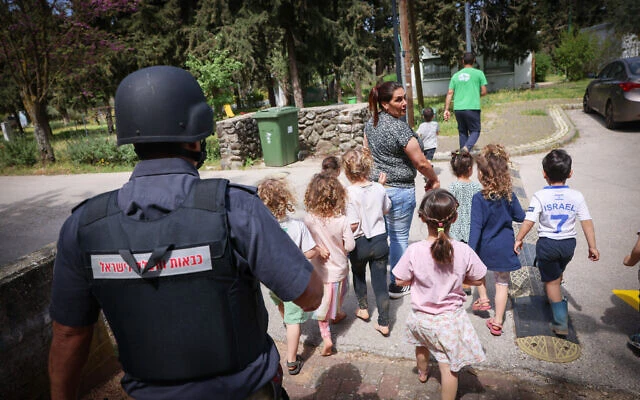 Trẻ em và lính cứu hỏa Israel tham gia diễn tập mô phỏng vụ hỏa hoạn ở một trường mẫu giáo sau vụ tên lửa rơi ở Amuka, Bắc Israel hôm 2-4. Ảnh: Times of Israel