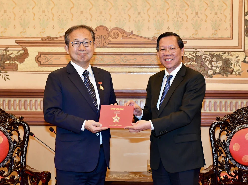 Chủ tịch UBND TPHCM Phan Văn Mãi trao tặng Huy hiệu Thành phố Hồ Chí Minh cho Đại sứ Nhật Bản Yamada Takio. Ảnh: VIỆT DŨNG