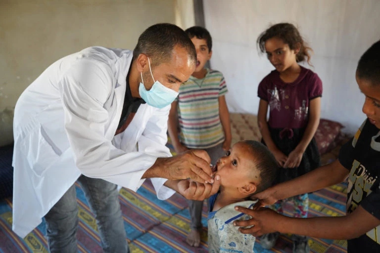 Trẻ em Gaza uống vaccine ngừa bại liệt. Ảnh: WHO