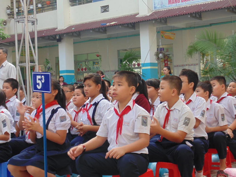 Các em học sinh nghe tuyên truyền về lòng dũng cảm