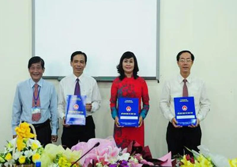 Bà Nguyễn Thị Yến Trinh (áo dài đỏ) tại lễ nhận quyết định bổ nhiệm hiệu trưởng Trường THPT chuyên Lê Hồng Phong vào năm 2014.