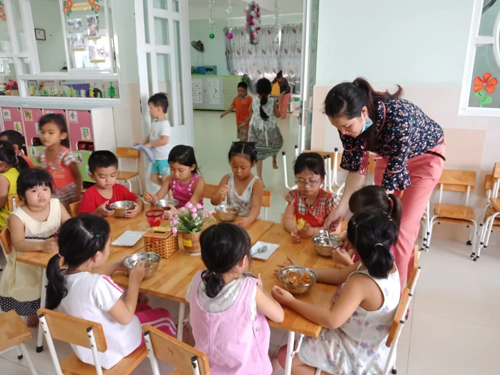 Các bé Trường Mầm non Khu chế xuất Tân Thuận trong giờ ăn trưa